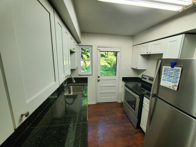 Building Photo - 834 Oranmore St