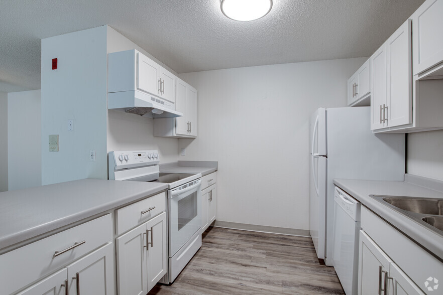 2BR, 1BA - 905SF - Riverside Apartments