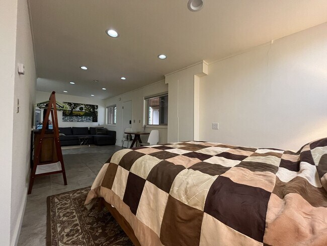 Building Photo - Charming Portland Retreat with Lush Garden, Forest Backdrop & Stylish Updates — Steps to OHSU