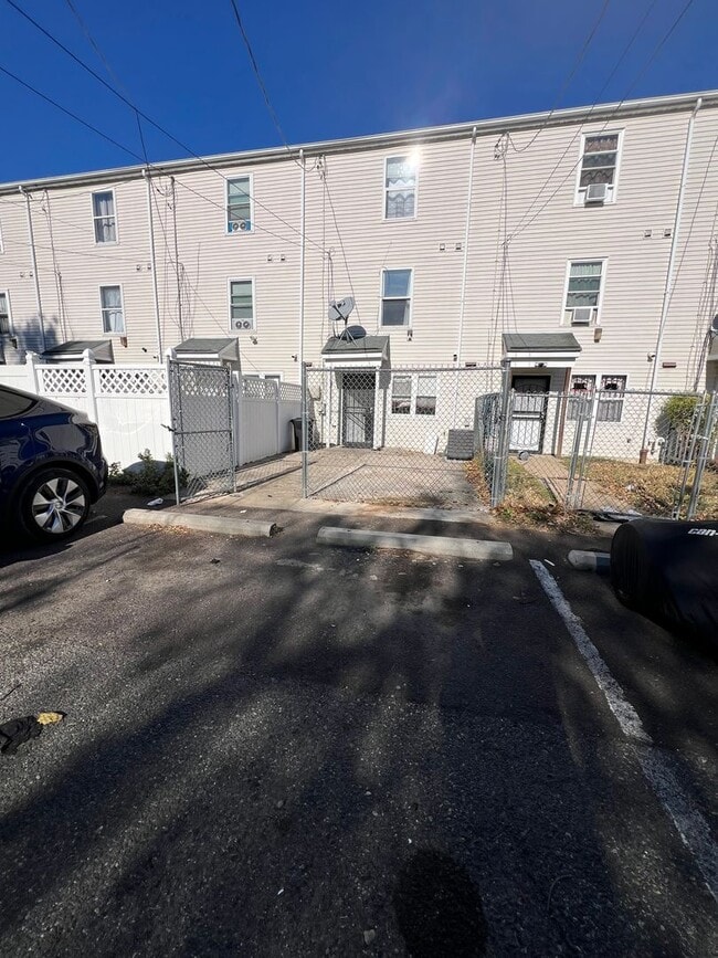 Building Photo - Stunning 4-Bedroom Townhome with Parking Spot Near Temple University! Available August 2026!