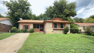 Building Photo - Upgraded 4 bedroom 2.5 bathroom house!  HO...