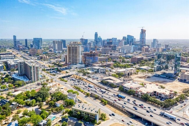 Building Photo - 807 E 14th St