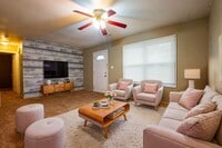 Building Photo - 2 Bedroom / 1.5 Bath Home in Carter Lake!
