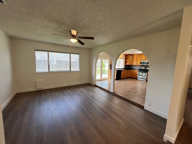 Building Photo - Updated 3 bedroom single story in Manteca!