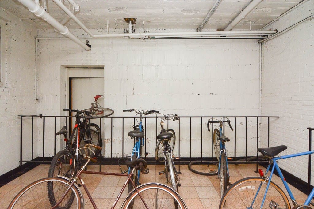 Building Photo - 821 W Waveland Ave