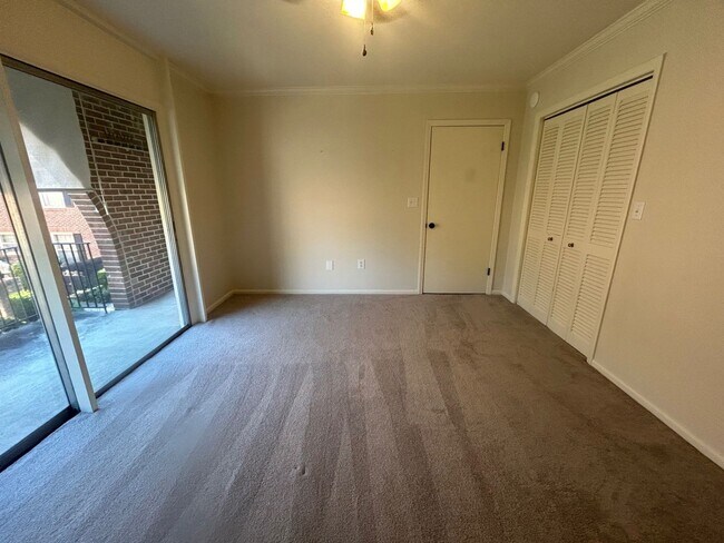 Building Photo - 5516 Lakeshore Dr