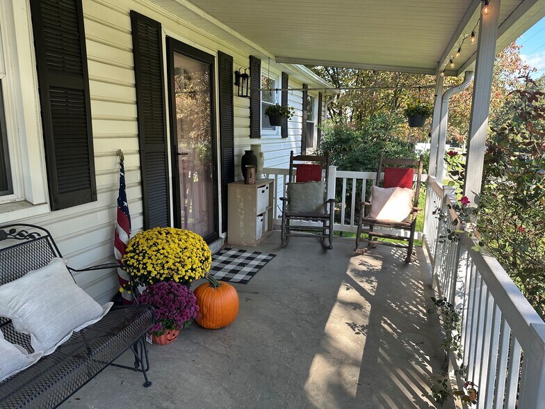 Charming front porch. - 5623 Meadowcrest Ln