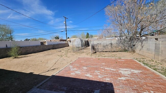 Building Photo - 2 Bed WITH OFFICE 1 Bath AND WASHER/DRYER HOOK UP!