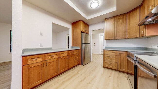 Building Photo - Bright and Beautiful 4 bedroom 2.5 Bath with large enclosed back yard and close proximity to Mari...