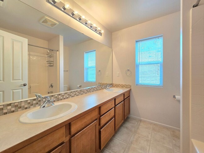 Building Photo - Single Family 4 Bed/2.5 Bath Home in Lake ...