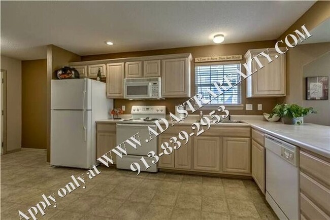 Building Photo - Spacious 3 Bed, 2 Bath, 2 Half Bath Townho...