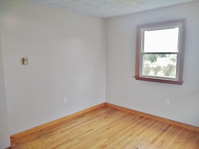 Building Photo - 2 Bed / 1-1/2 Bath Single Family Home