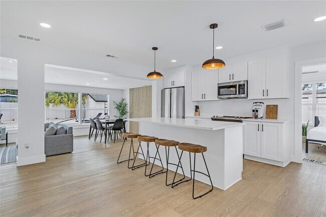 Building Photo - 1921 Fern Ave