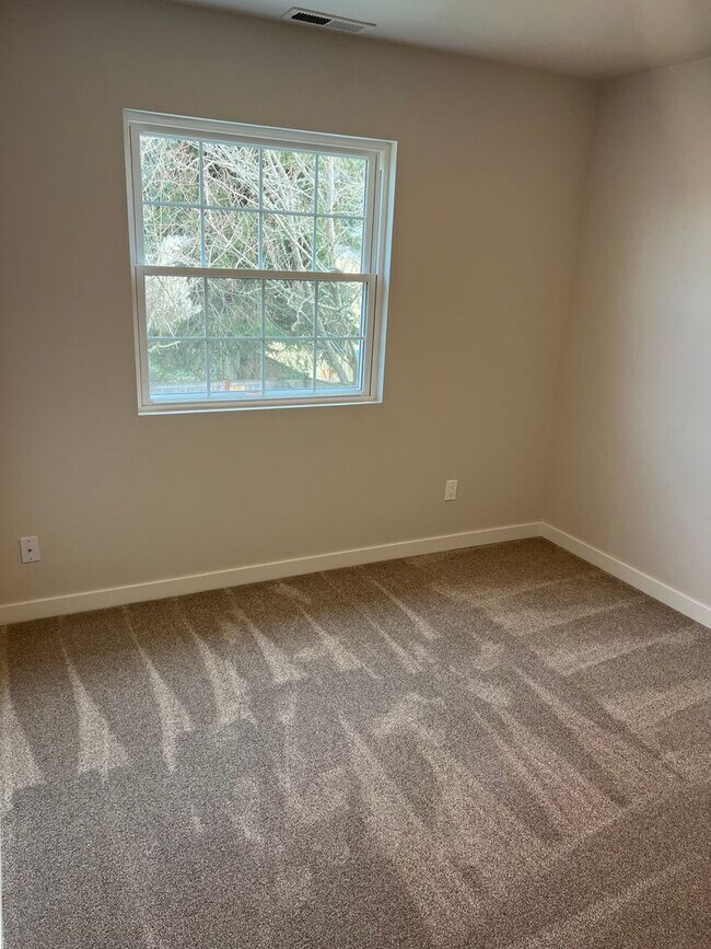 Building Photo - 4200 Ingleside Dr SE
