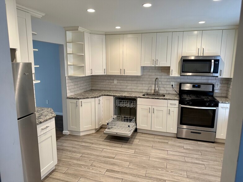 Primary Photo - 804 hidden village dr