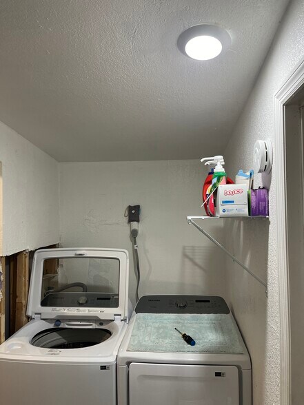 Laundry - 2103 Golfview Ct