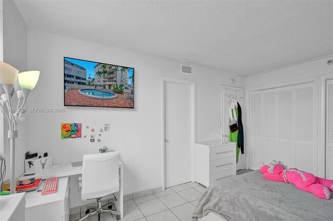 Building Photo - 9300 Bay Harbor Terrace