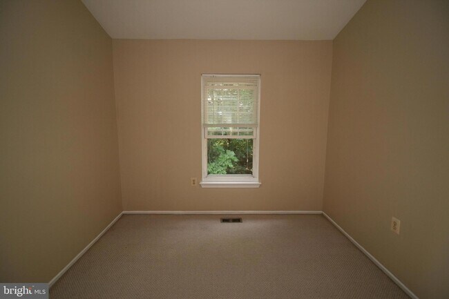 Building Photo - 512 Suffield Dr