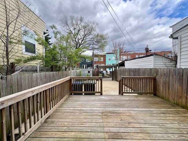 Building Photo - 1742 L St NE