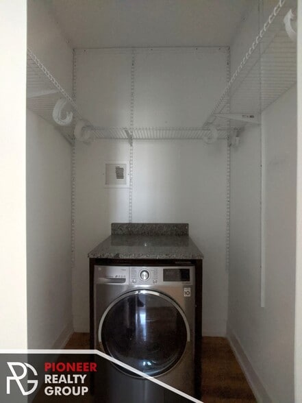 Building Photo - 908 W George St