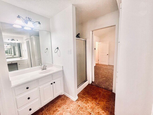 Building Photo - Lakewood Estates Beauty!