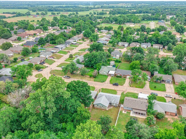 Building Photo - Cute home in Shawnee