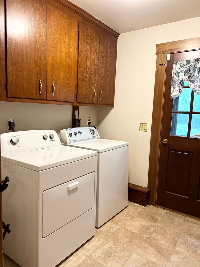 Building Photo - Private single family home for rent in East haddam
