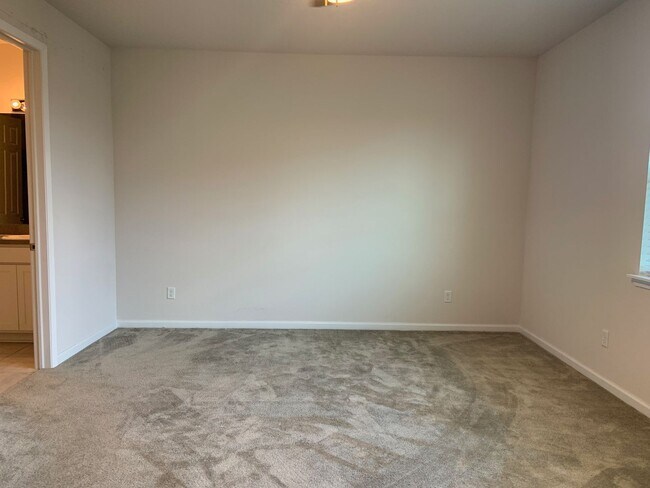 Building Photo - 816 Redtail Ln