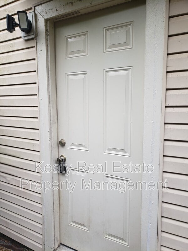 Building Photo - 809 Fox Run Ave