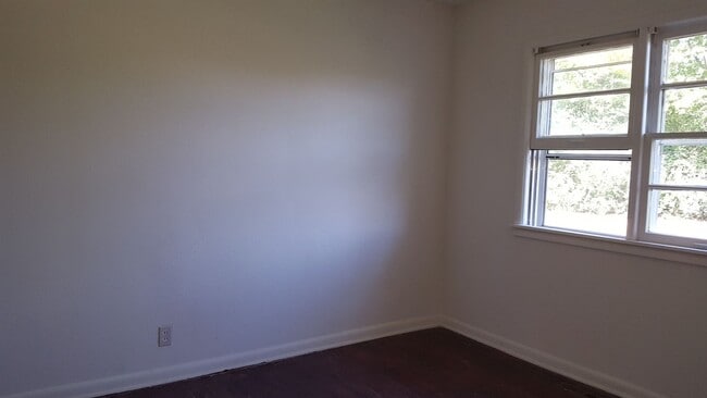 Building Photo - Spacious 3 bedroom and 1 bathroom