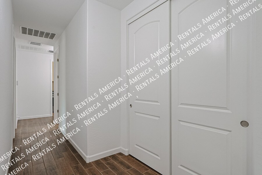 Building Photo - 13607 W Briles Rd