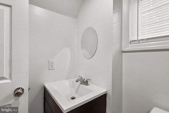 Building Photo - 141 Uhland Terrace NE