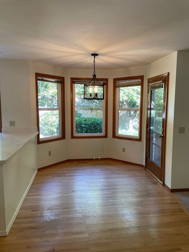 Building Photo - Holiday rent special/Newly remodeled Sammamish Home