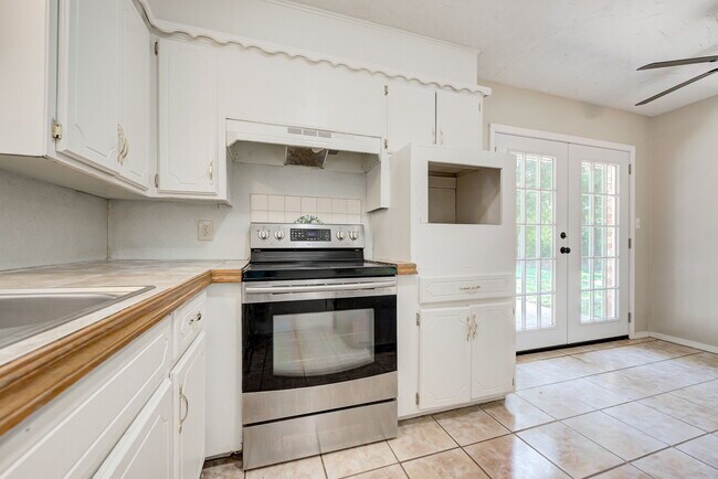 Building Photo - 1627 Surrey Dr