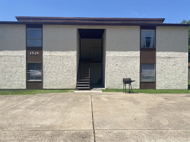 Primary Photo - 2 br, 1 bath 4plex - 1524 Pine Ridge Dr Apt B