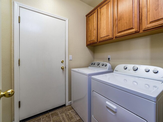 Building Photo - Beautiful Enclave updated unit!