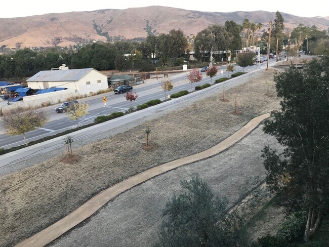 Building Photo - 838 Tarragon Ln