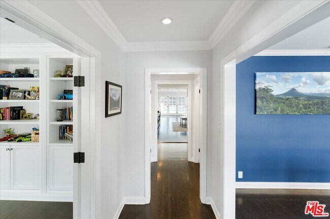 Building Photo - 314 S Glenroy Ave
