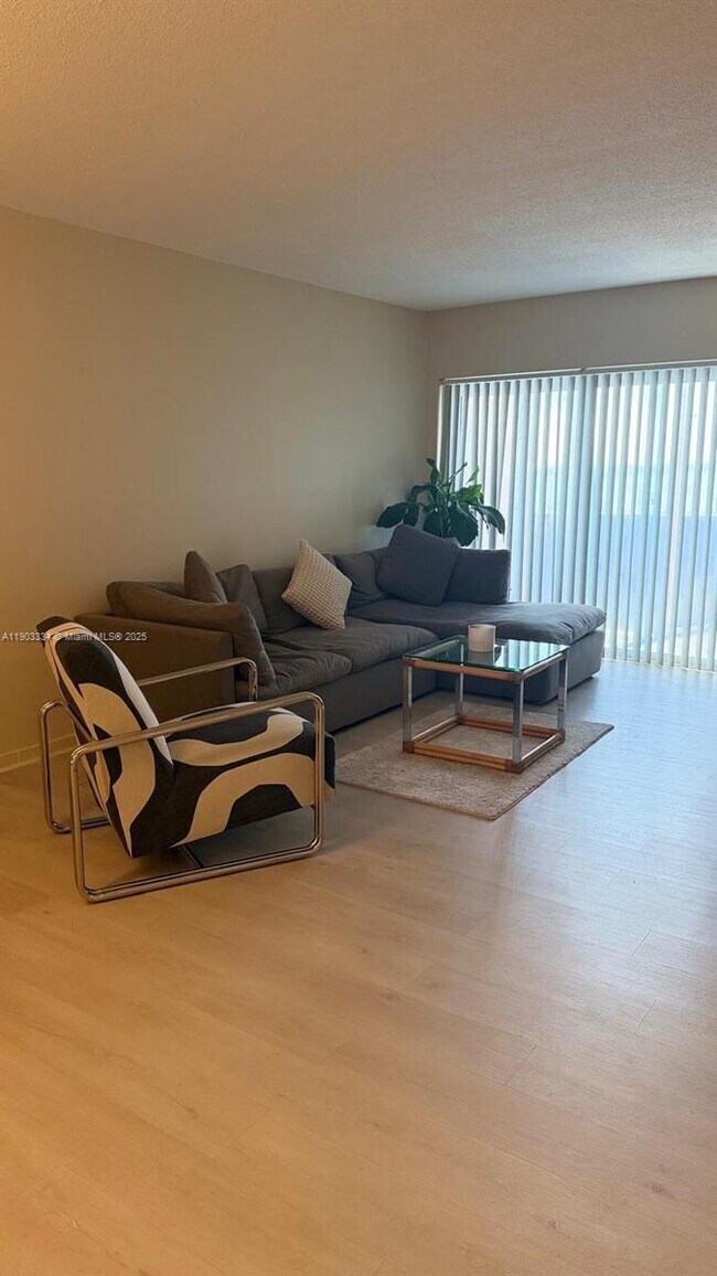 Building Photo - 400 Kings Point Dr