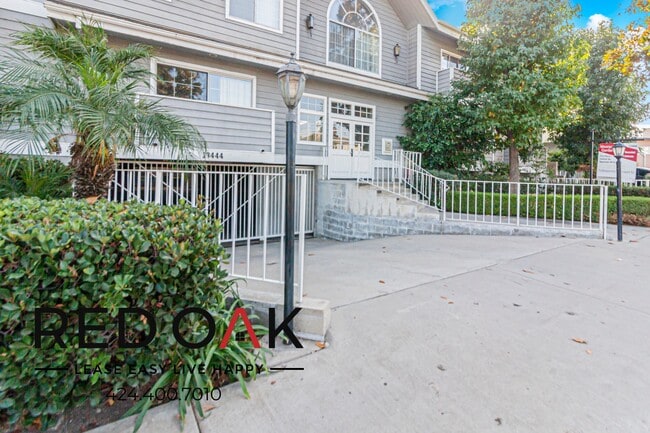 Building Photo - 13444 Moorpark St