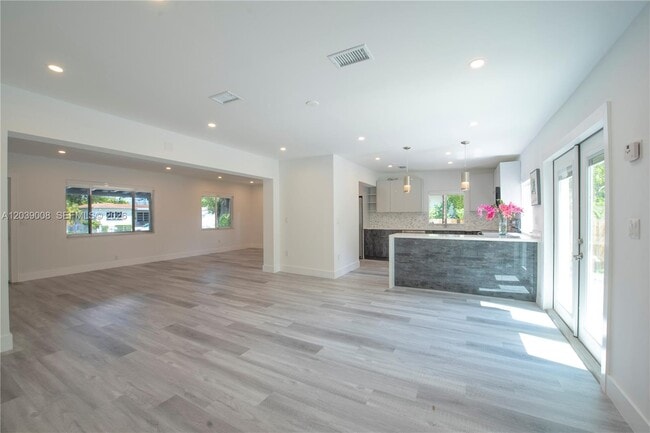 Building Photo - 2721 SW 29th Ct