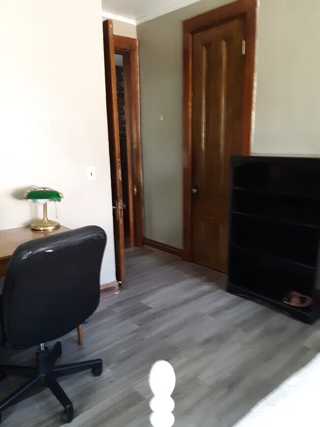 Bedroom - 523 E State St