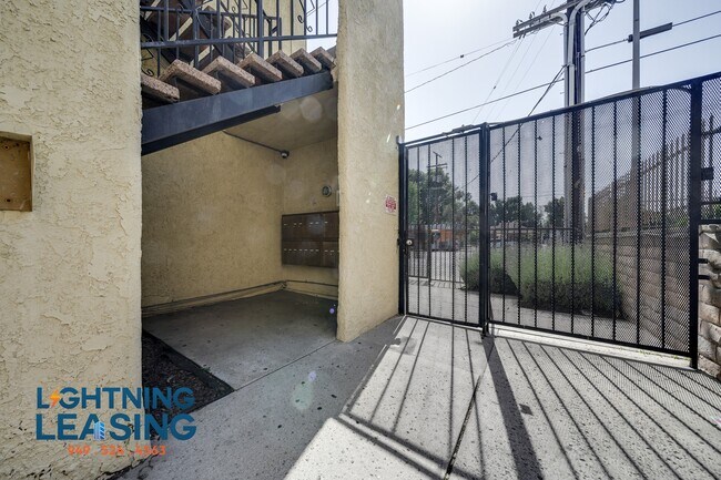 Building Photo - 6546-6542 Sepulveda Blvd