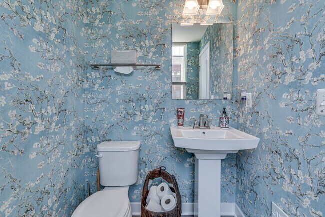 Building Photo - Modern 3 BR Townhome in Village of Towne Square Includes Trash, Cable/internet and Landscaping!