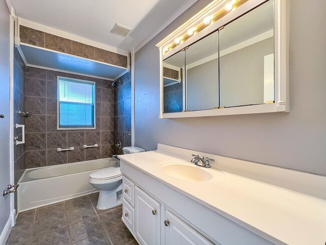 Building Photo - Cape Coral Pool Home with Canal!