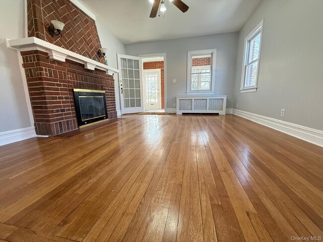 Building Photo - 7 Flower St