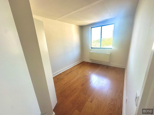 Building Photo - 323 W 96th St