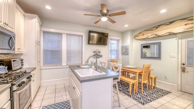 Building Photo - 1102 Wesley Ave