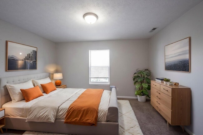 Building Photo - Great 3 Bedroom 2.5 Bathroom Home on the upper east side of Indy!