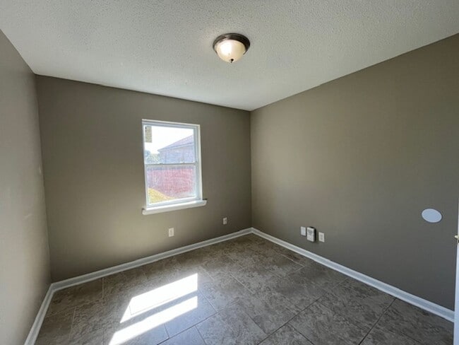Building Photo - Renovated 3 Bedroom 1 Bath Home for Rent! ...